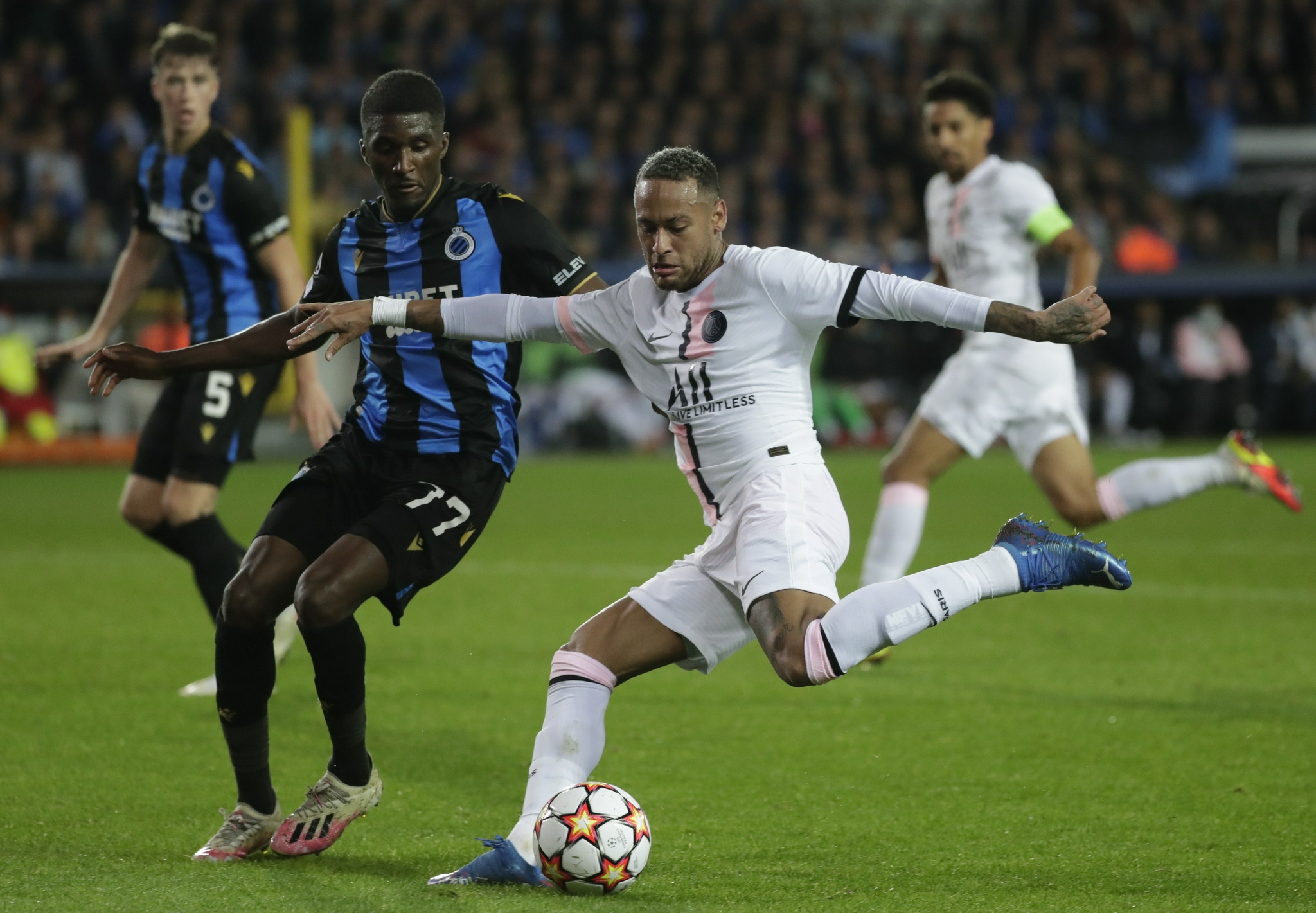 雷火电竞-包含巴黎圣日耳曼不断突破！，内马尔连续二十场比赛得分超过战术调整上演精彩一战的词条