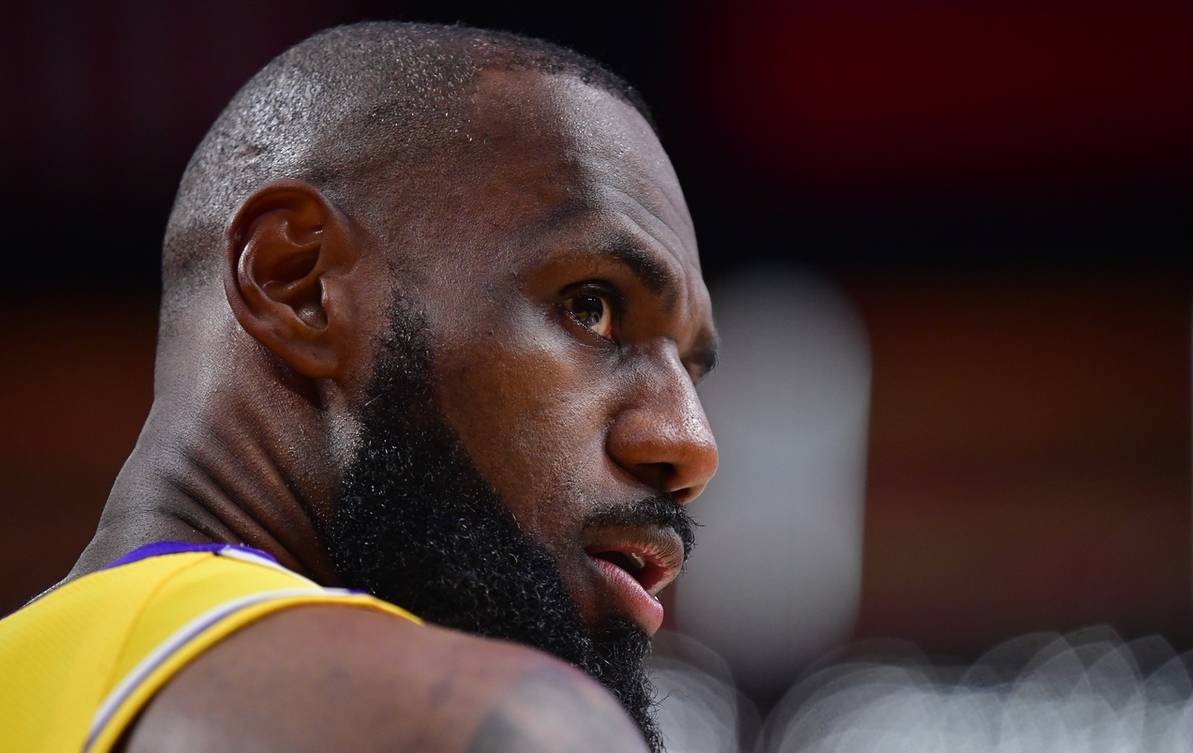 雷火电竞-詹姆斯迎来十二赛季高光表现，雄鹿球迷沸腾！的简单介绍